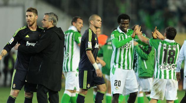 Mourinho, Ramos y Pepe, tras una derrota ante el Betis que les dejaba en 2012 a once puntos del Barcelona en la jornada 13