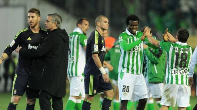 Mourinho, Ramos y Pepe, tras una derrota ante el Betis que les dejaba en 2012 a once puntos del Barcelona en la jornada 13
