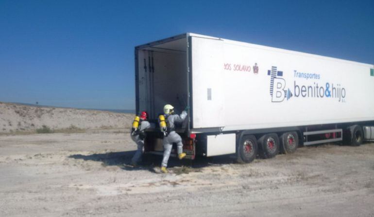 Dos bomberos intervienen en el camión afectado por el vertido