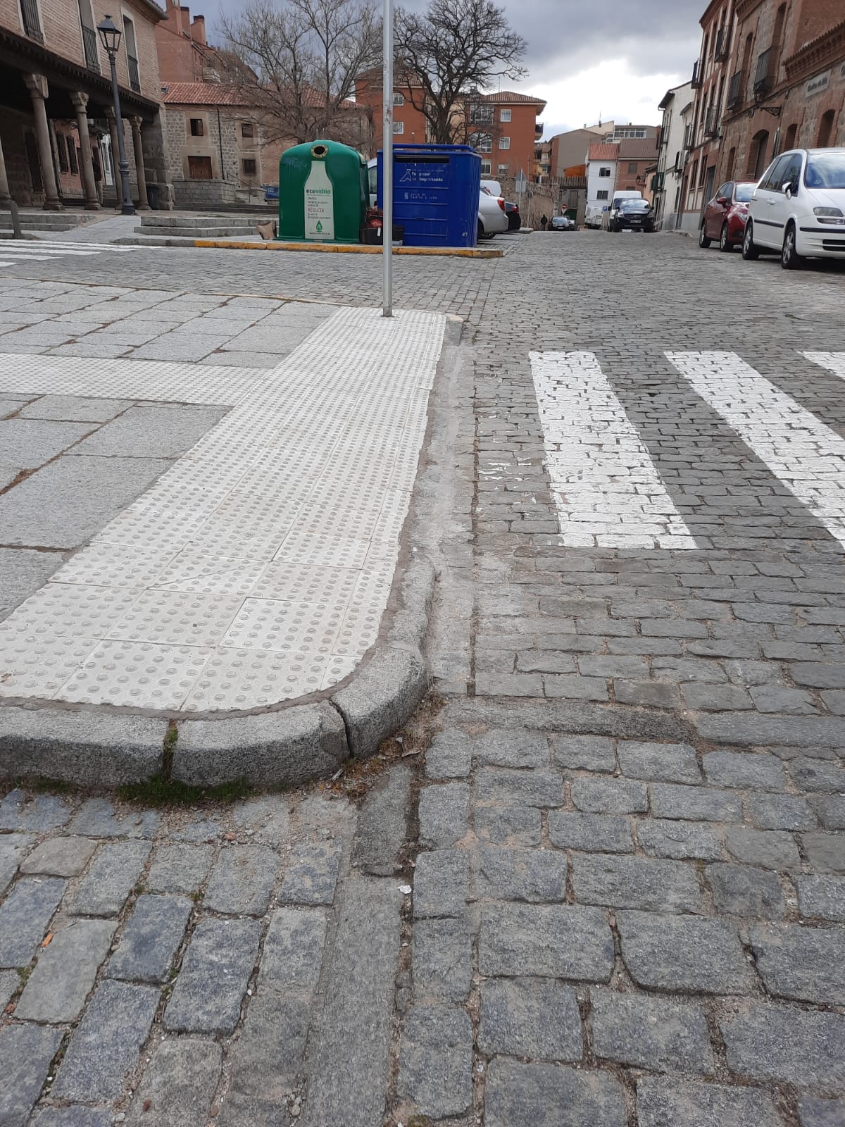 Bordillo en la plaza de la Feria