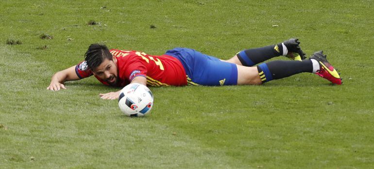 Nolito se queja en el césped de una falta realizada por un rival