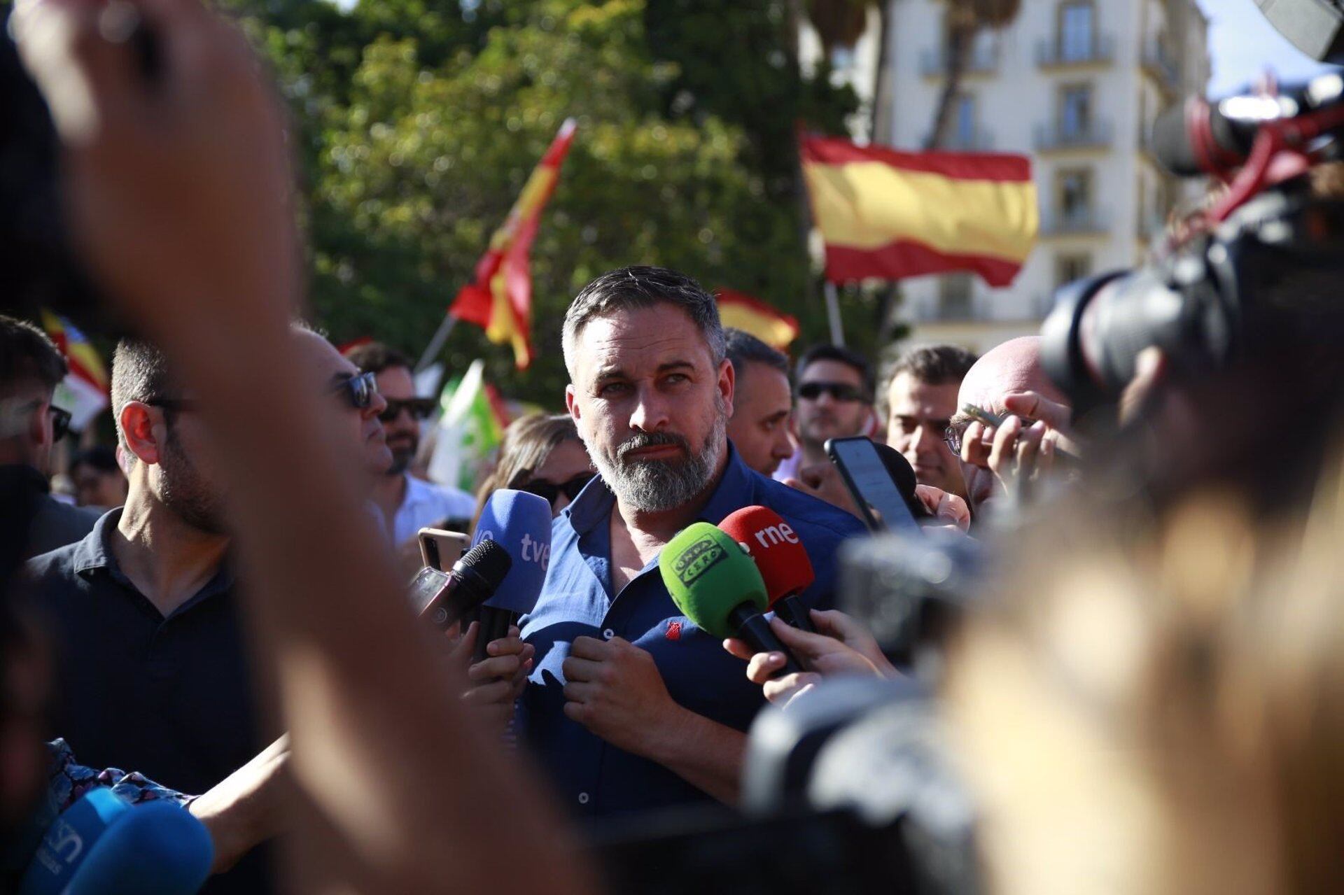 El líder de Vox, Santiago Abascal, atiende a los medios a su llegada a un mitin por el 9J en Málaga