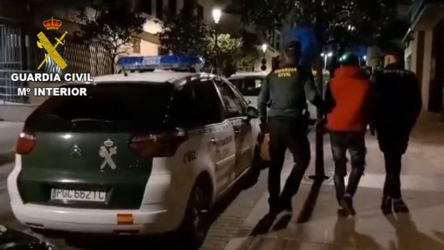 VIGO, 14/11/2024.- La Guardia Civil ha detenido al presunto homicida de Estela B.S., la mujer de 36 años hallada muerta el viernes pasado en Baiona (Pontevedra), un crimen que se investiga como violencia machista. La Subdelegación del Gobierno en Pontevedra ha confirmado este jueves la detención de Humberto G.R., de 38 años, que estaba en búsqueda y captura desde el día de los hechos. Fuentes de la investigación han señalado a EFE que el hombre se encontraba en un galpón en la parroquia de Belesar, la misma en la que se produjo el asesinato. EFE/ Guardia Civil SOLO USO EDITORIAL/SOLO DISPONIBLE PARA ILUSTRAR LA NOTICIA QUE ACOMPAÑA (CRÉDITO OBLIGATORIO)
