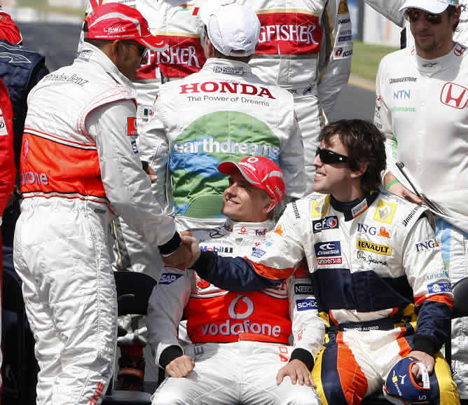 Hamilton y Alonso se saludan en las fotos previas al primer gran premio del Campeonato del Mundo