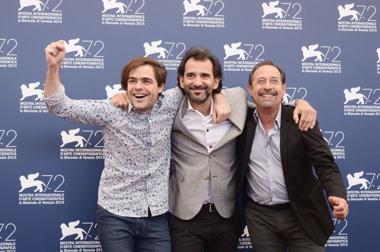 VENICE, ITALY - SEPTEMBER 06:  Peter Lanzani, director Pablo Trapero and Guillermo Francella attend a photocall for &#039;El Clan&#039; during the 72nd Venice Film Festival at Palazzo del Casino on September 6, 2015 in Venice, Italy.  (Photo by Dominique Charriau/W