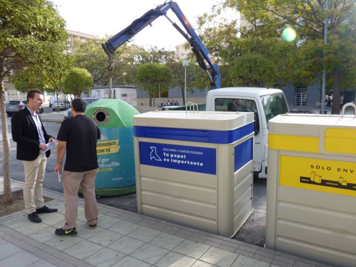 El Ayuntamiento de Elda instala 51 contenedores de reciclaje nuevos