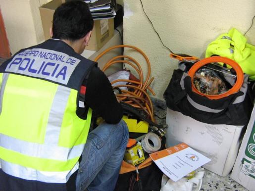 Agentes en plena operación contra las estafas en las revisiones del gas