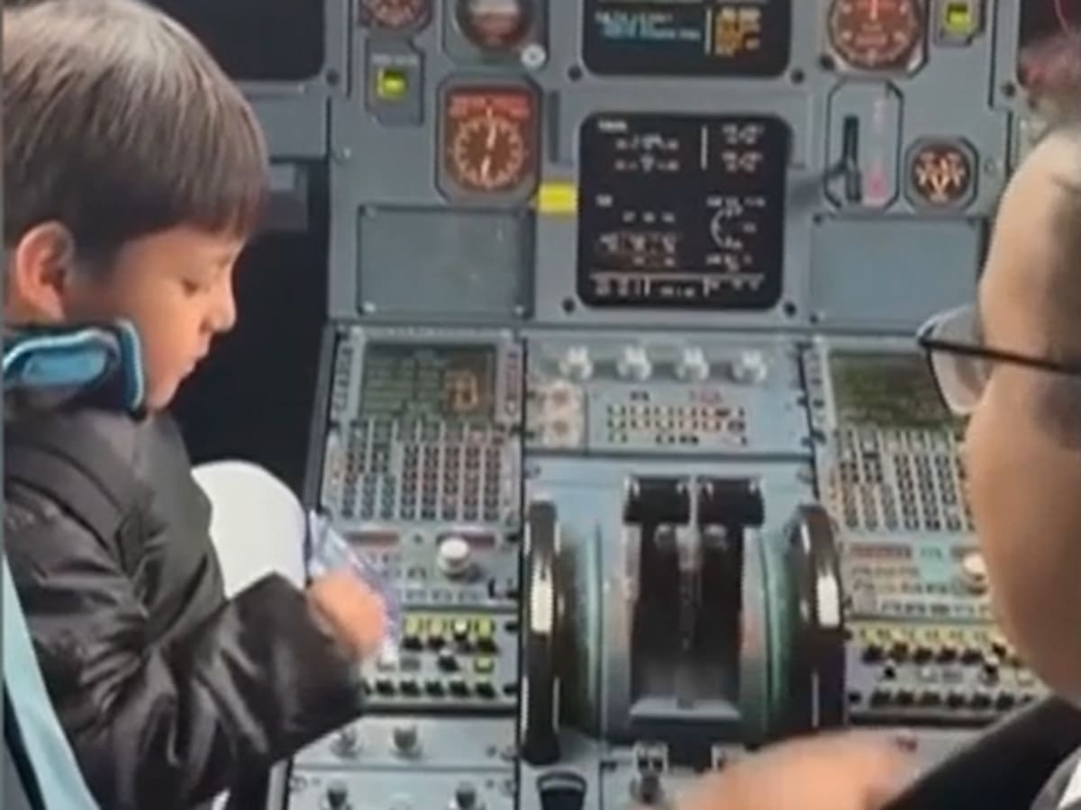 Liam Conejo, el niño de cinco años detenido por el ICE, visita la cabina de vuelo del avión en su vuelta a casa