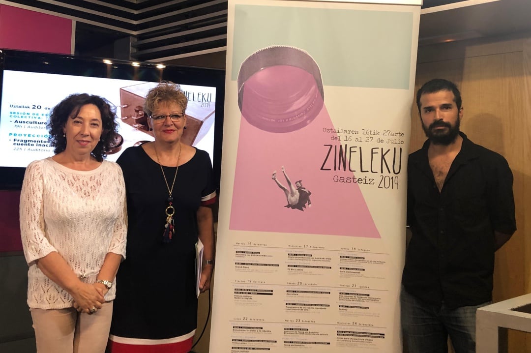 La diputada foral de Cultura y Deporte, Ana del Val, la concejala de Juventud del Ayuntamiento de Vitoria-Gasteiz, Miren Fernández de Landa y el director del programa, Ricardo del Conde en la presentación de la agenda abierta de Zineleku