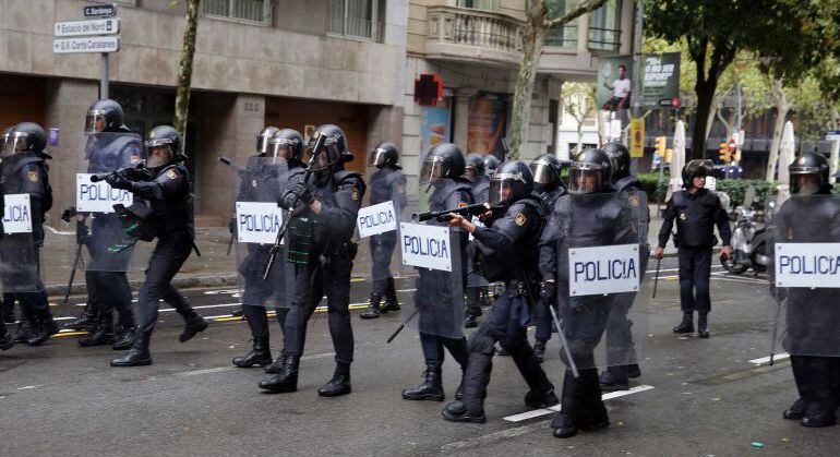 Agentes de Policía durante los disturbios del 1-O