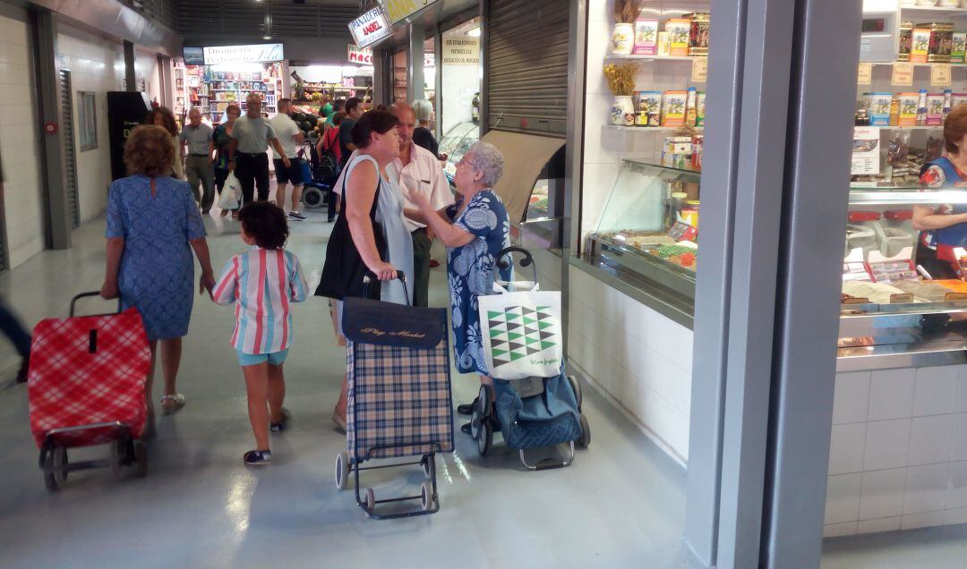 Varias personas en una de las galerías del mercado de San Francisco.