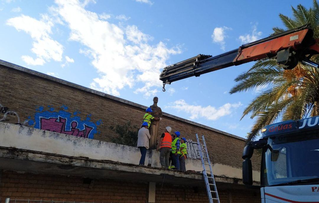 Comienzan los trabajos de retirada de las estatuas del Pabellón de la Juventud, como paso previo a la demolición