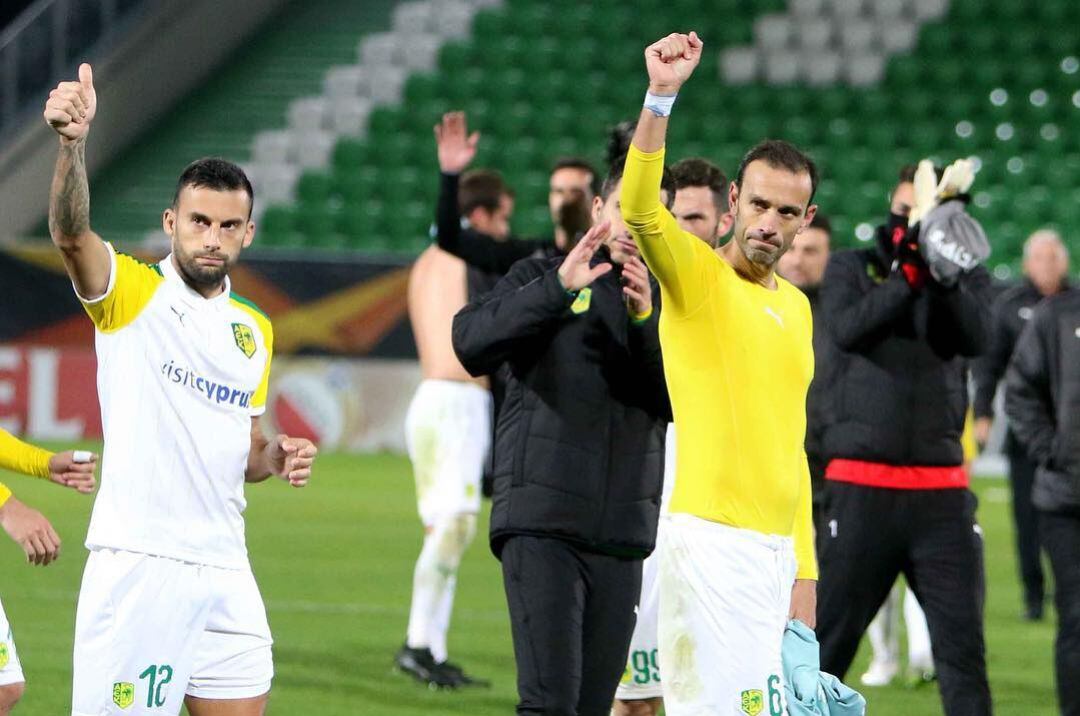 Ivan Trickovski y David Catalá celebran una victoria del AEK Larnaca.