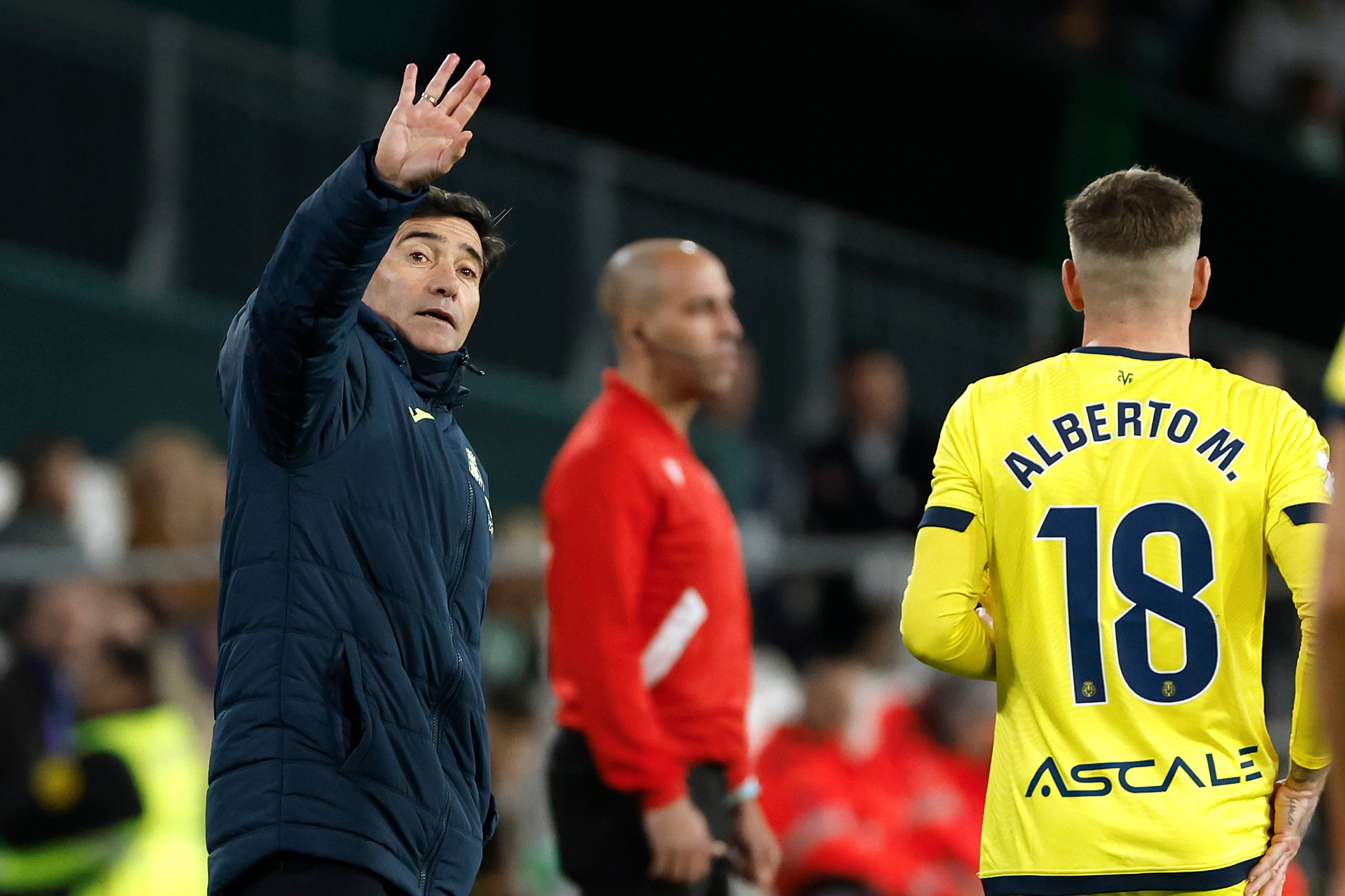 SEVILLA, 10/03/2024.- Marcelino García Toral (i), entrenador del Villarreal, durante el partido de la Jornada 28 de LaLiga EA Sports que Real Betis y Villarreal CF disputan hoy domingo en el estadio Benito Villamarín. EFE/ Julio Muñoz
