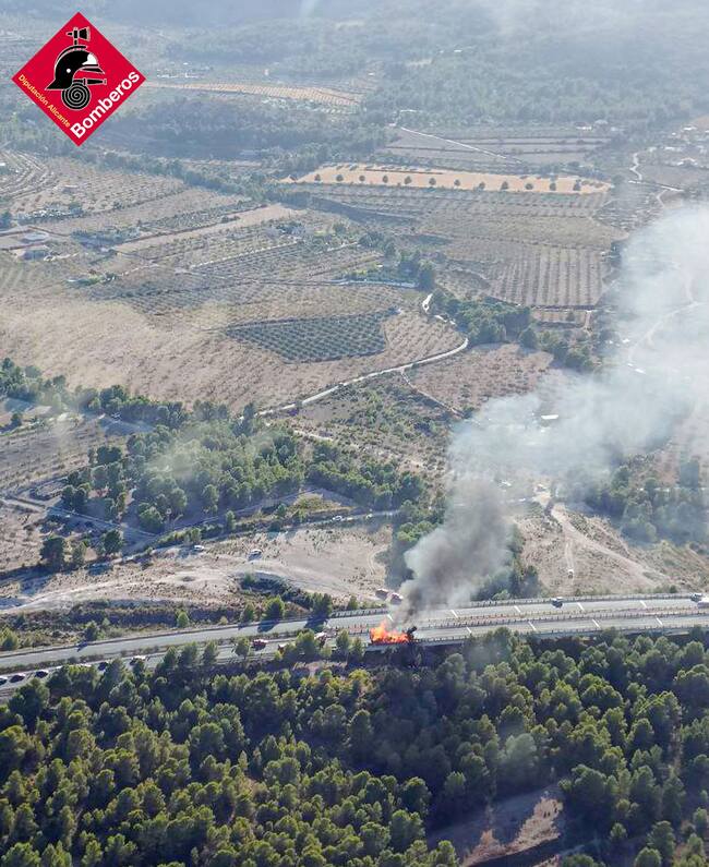 Vista desde el helicóptero del incendio del camión en la autovía A-7