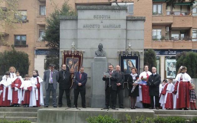 Imagen del tradicional homenaje de San Millán a Aniceto Marinas por Javier Mosácula