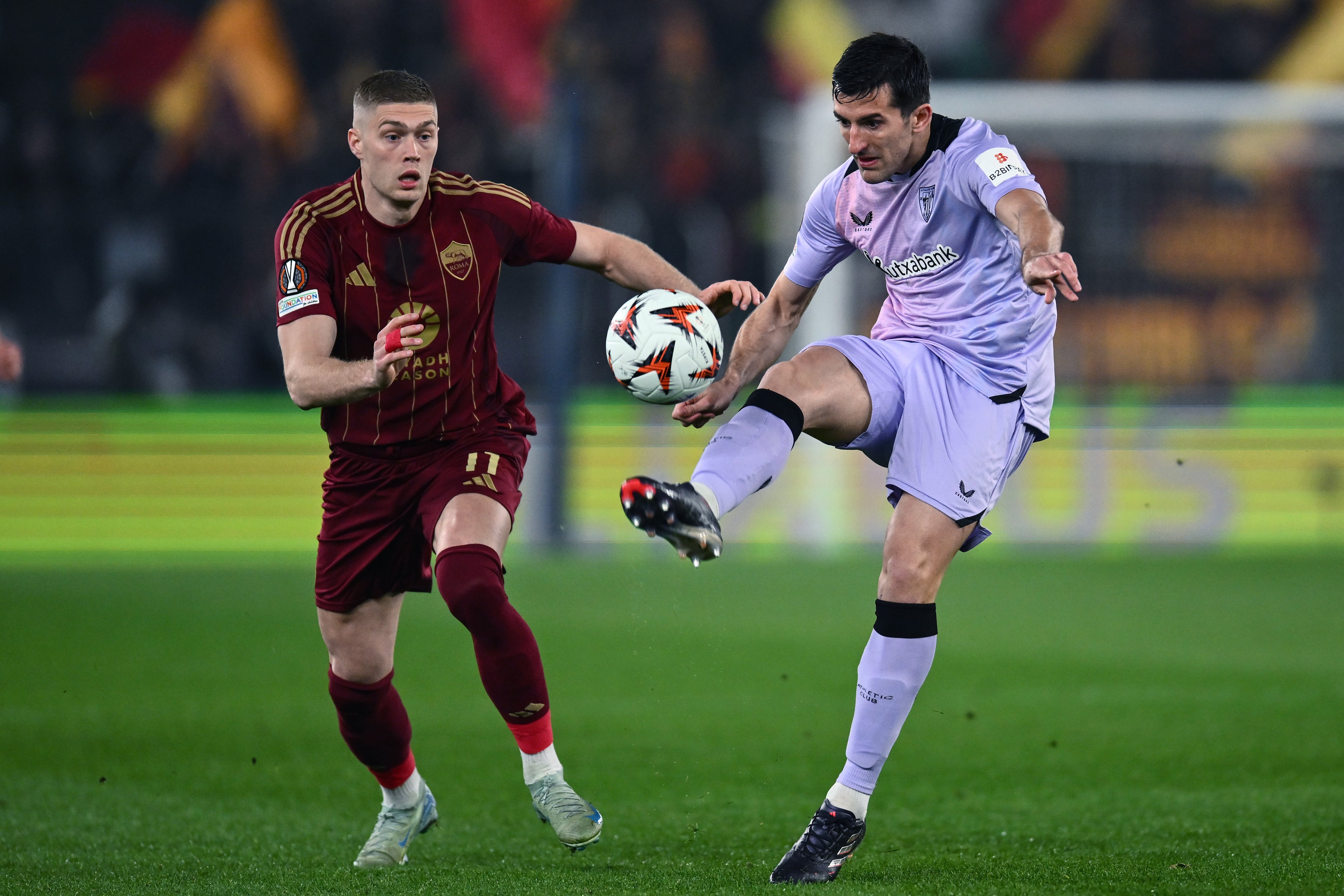 Dani Vivian defiende el balón ante la presión de Artem Dovbyk durante el partido de ida de los octavos de final de la Europa League entre la Roma y el Athletic