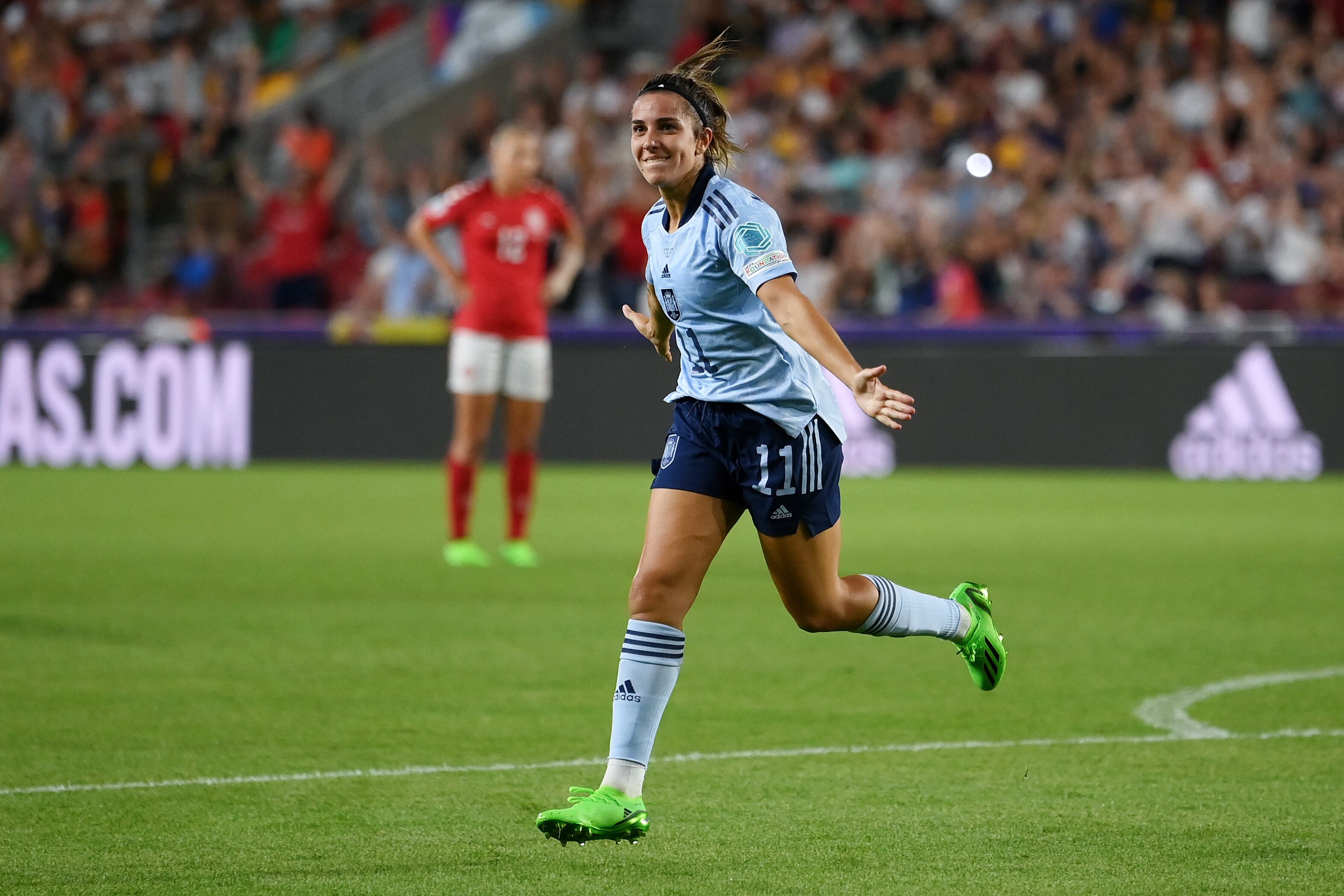 Marta Cardona celebra el gol de la selección nacional en el minuto 90