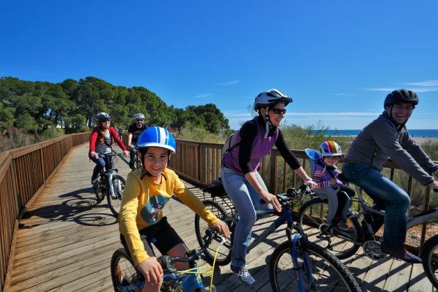 Família disfrutando de la actividad de cicloturismo