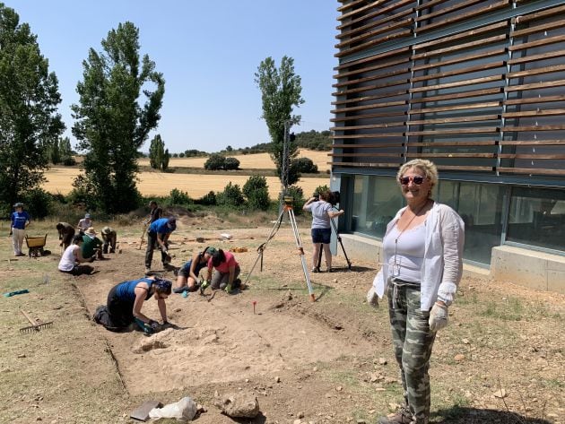 Mari Carmen Gómez, voluntaria de la Universidad José Saramago, en los trabajos de excavación