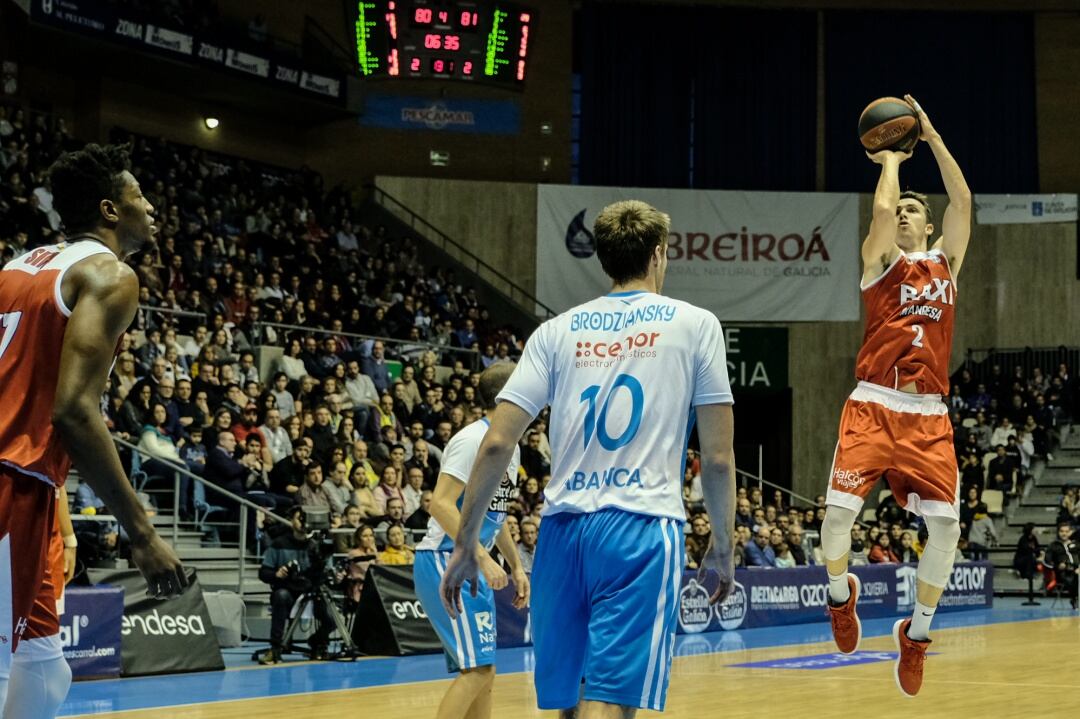 Ryan Toolson, lanzando a canasta en el partido de la primera vuelta en Fontes do Sar