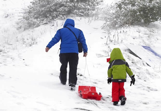 La nieve en la montaña de Lugo, en O Cebreiro, permite este martes los juegos a los más pequeños