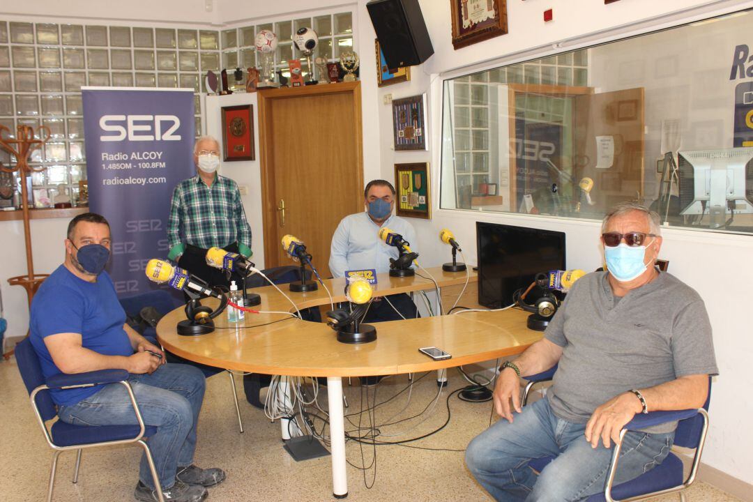 Angel Mollá, Paco Aznar, Rafael Ortiz y Paco Vicedo en el estudio de Radio Alcoy