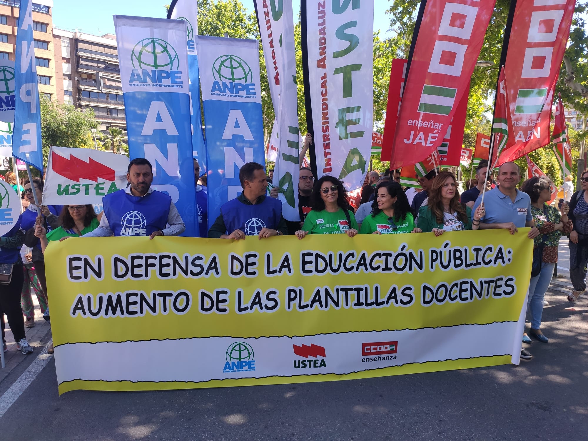 Manifestación organizada por los sindicatos ANPE, USTEA y CCOO en defensa de la educación pública en Jaén