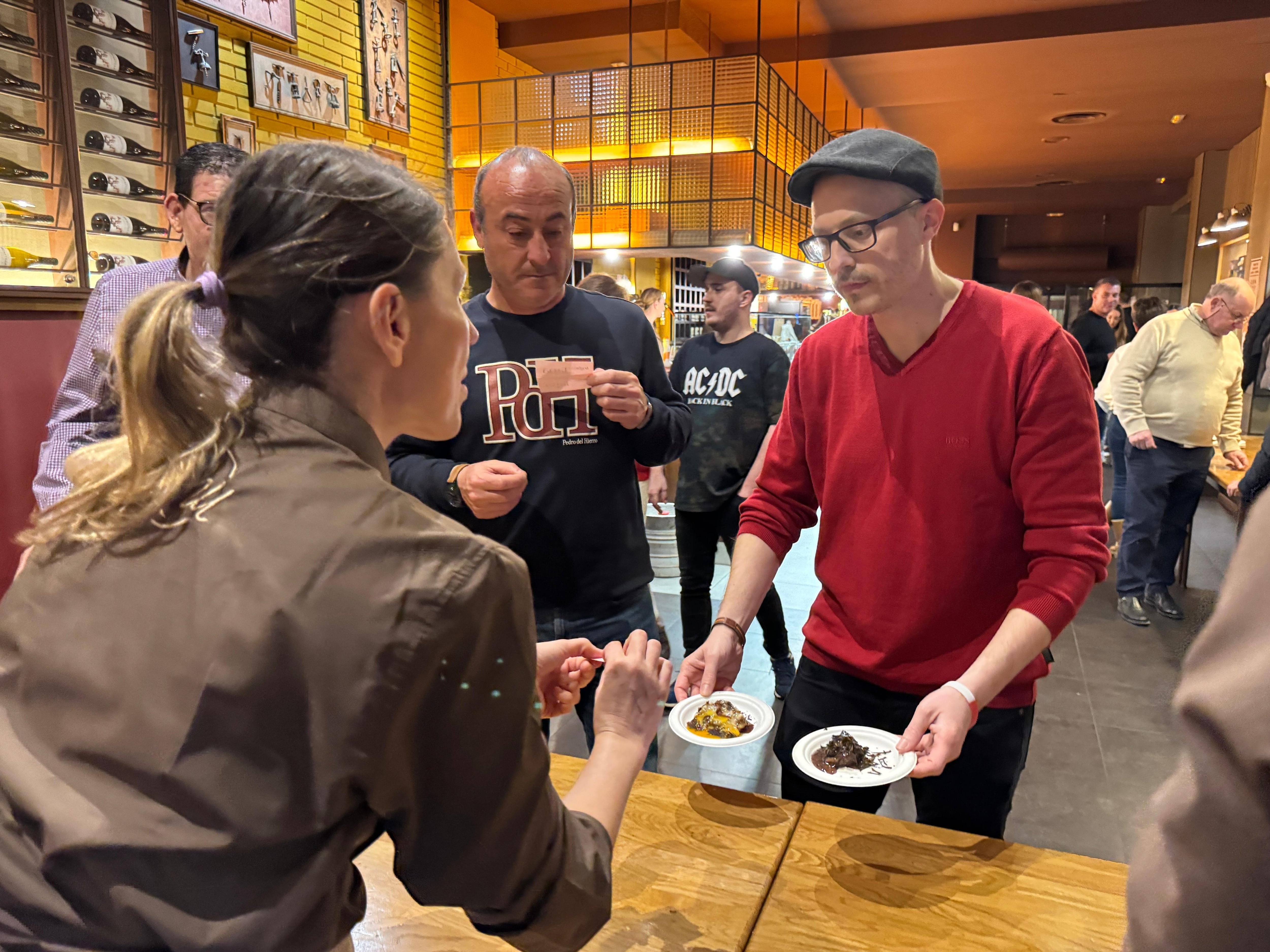 El concejal Miguel Ángel Pascual en la degustación de tapas con trufa