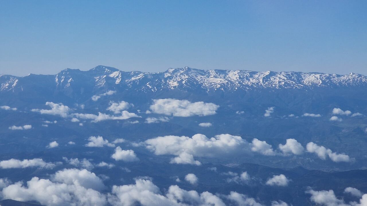 Cumbres aún nevadas este mes de mayo de 2024 en el espacio protegido de Sierra Nevada (Granada), desde un avión