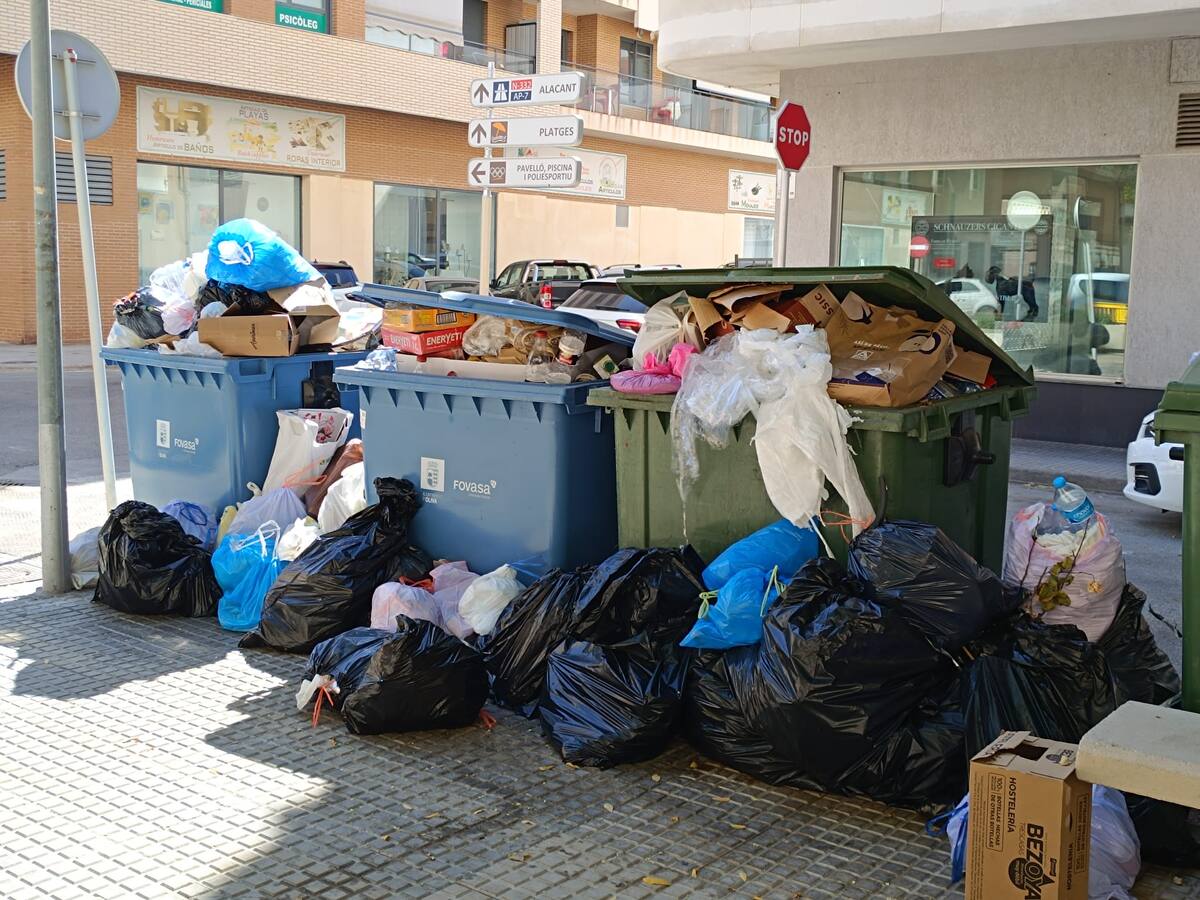 Segunda jornada de huelga de recogida de basura en Oliva: contenedores llenos de residuos y quejas de vecinos y negocios