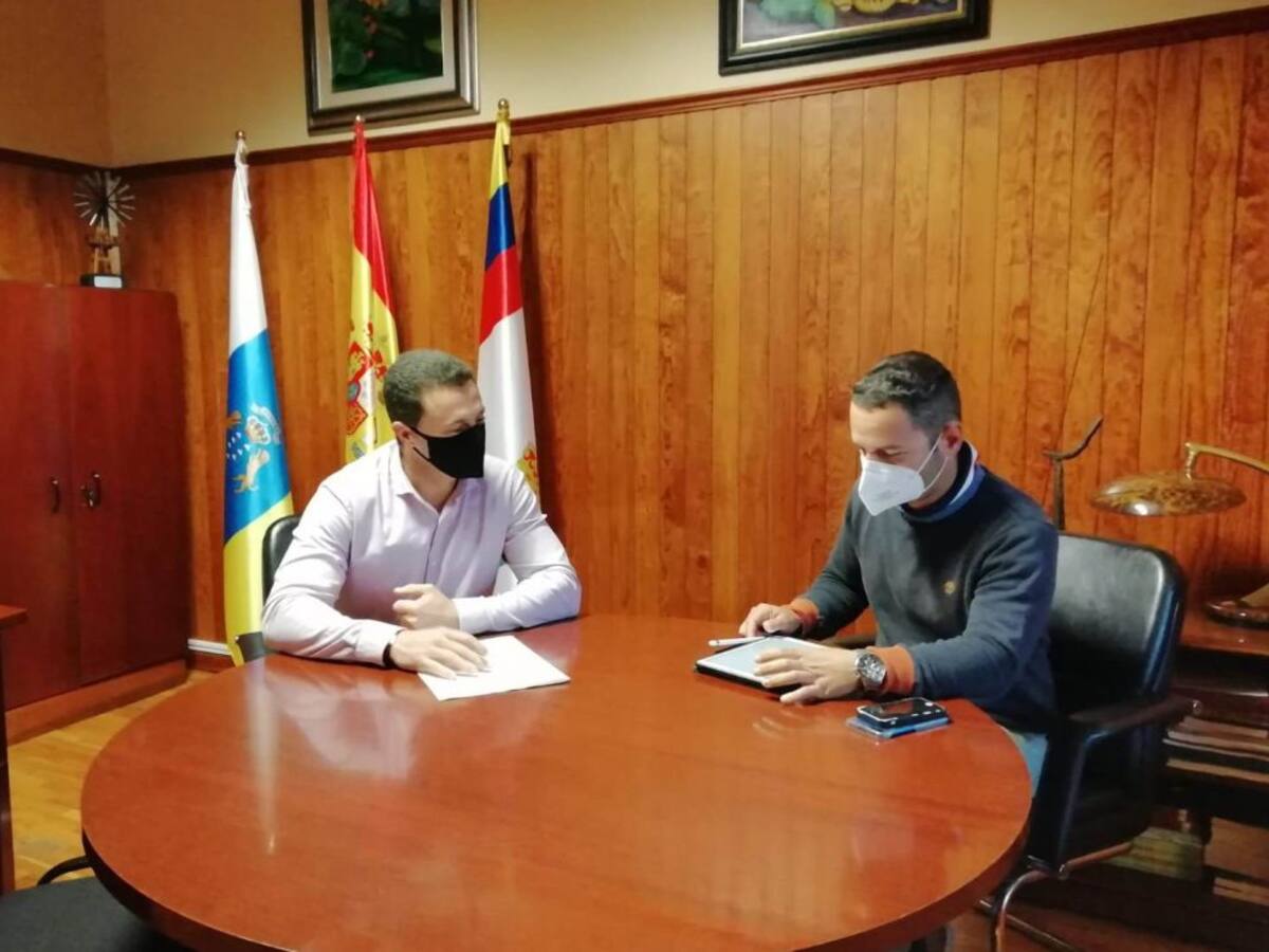 Yaiza entrega al Cabildo los proyectos de mejora del futuro campo de fútbol de Playa Blanca