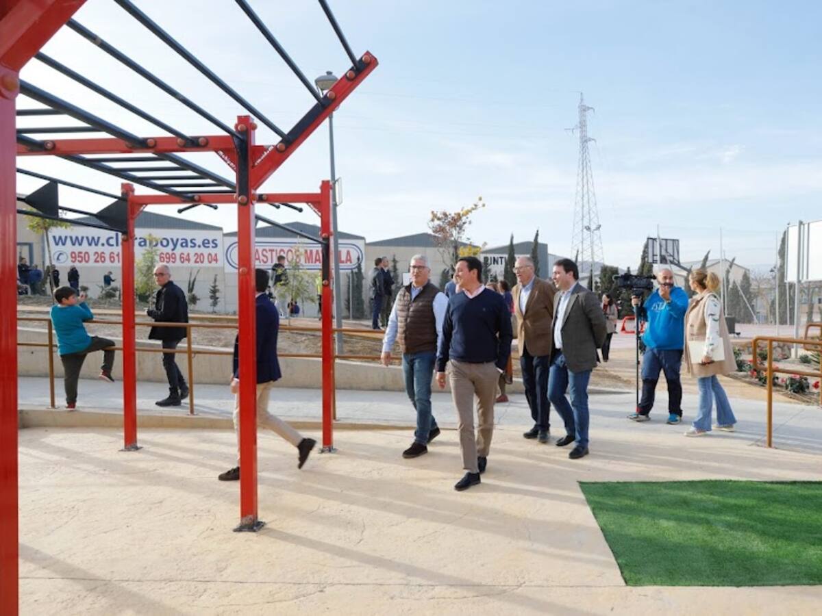 Diputación y Ayuntamiento de Huércal de Almería inauguran un nuevo espacio público con pista deportiva