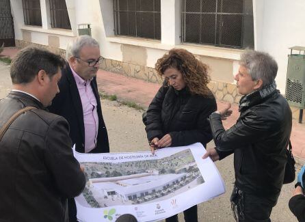 Vicent Torres y Pilar Costa con el plano de la Escuela de Hostelería