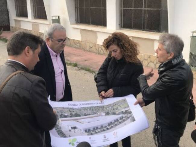 Vicent Torres y Pilar Costa con el plano de la Escuela de Hostelería