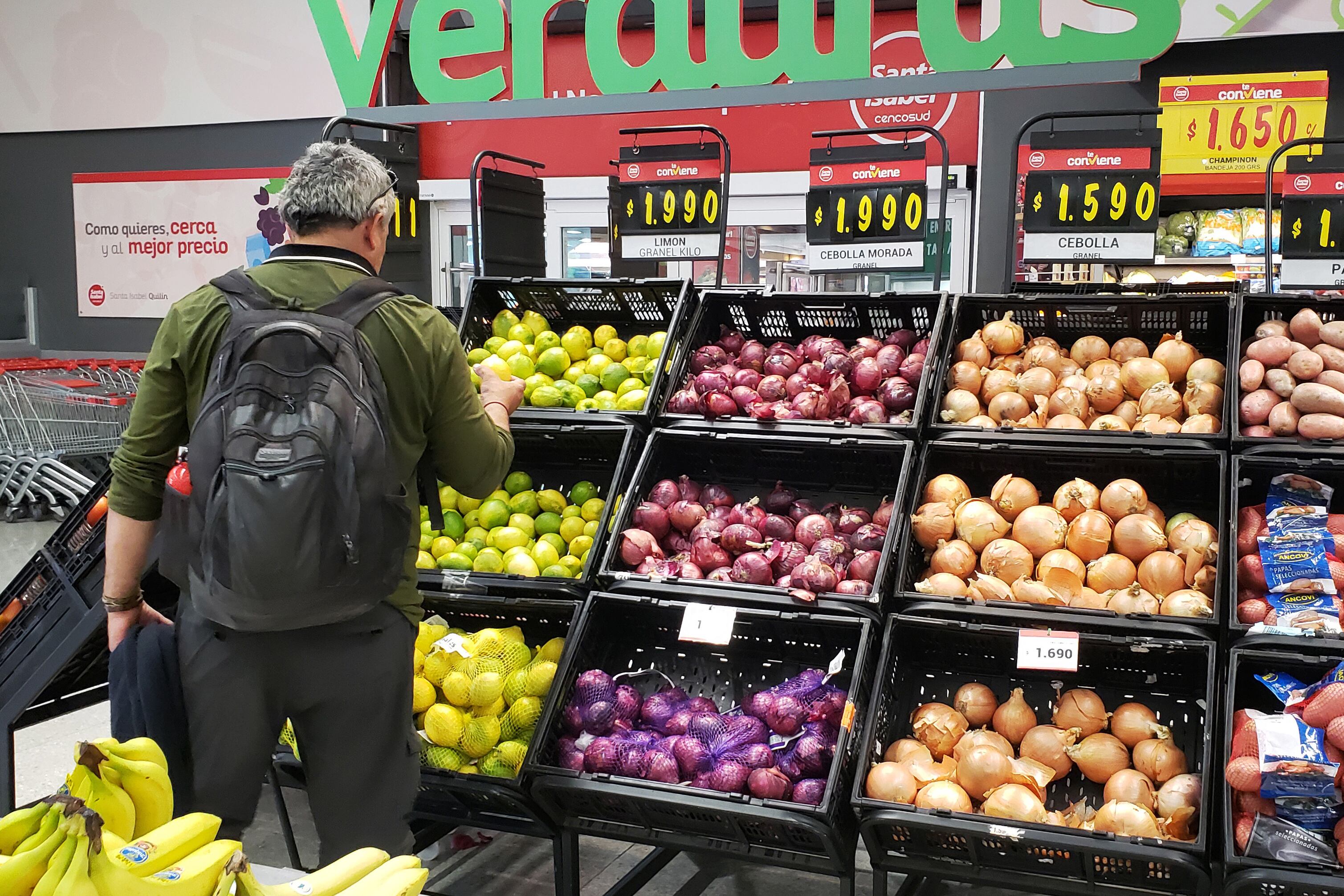Fotografía de archivo a una persona comprando verduras en un supermercado