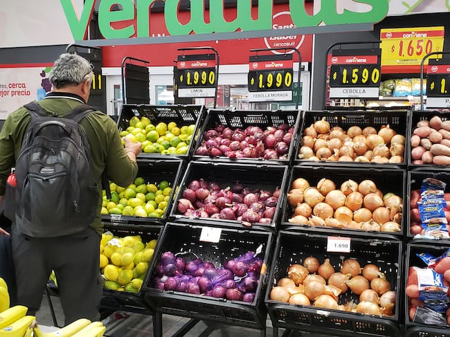 Fotografía de archivo a una persona comprando verduras en un supermercado