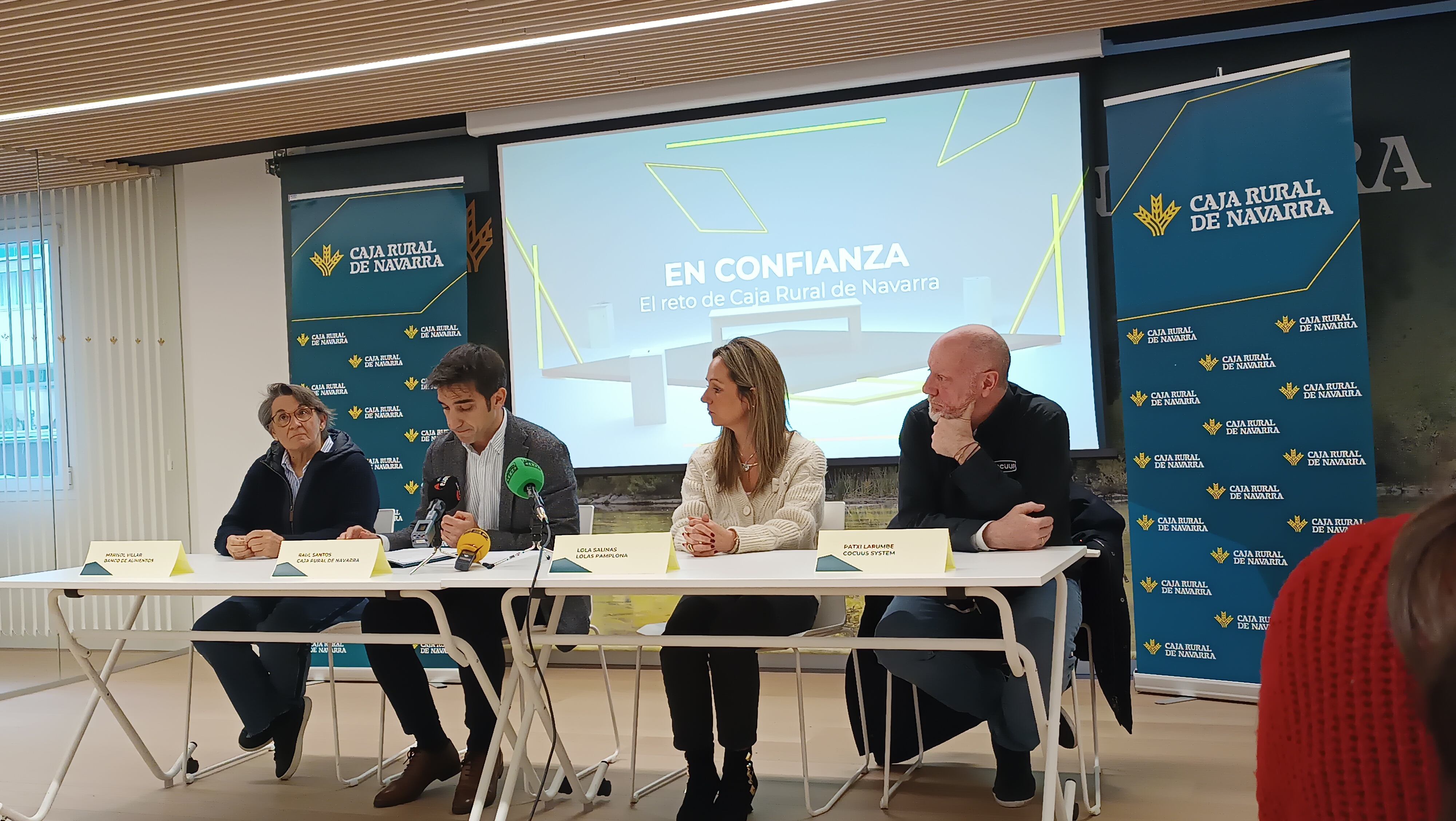 Presentación del programa &quot;En confianza&quot; de Caja Rural de Navarra. De izquierda a derecha, Marisol Villar, presidenta del Banco de Alimentos en Navarra, Raúl Santos, responsable del departamento de Marketing de Caja Rural en Navarra, Lola Salinas, propietaria de Lolas Pamplona y Patxi Larumbre, creador de Cocuus System.