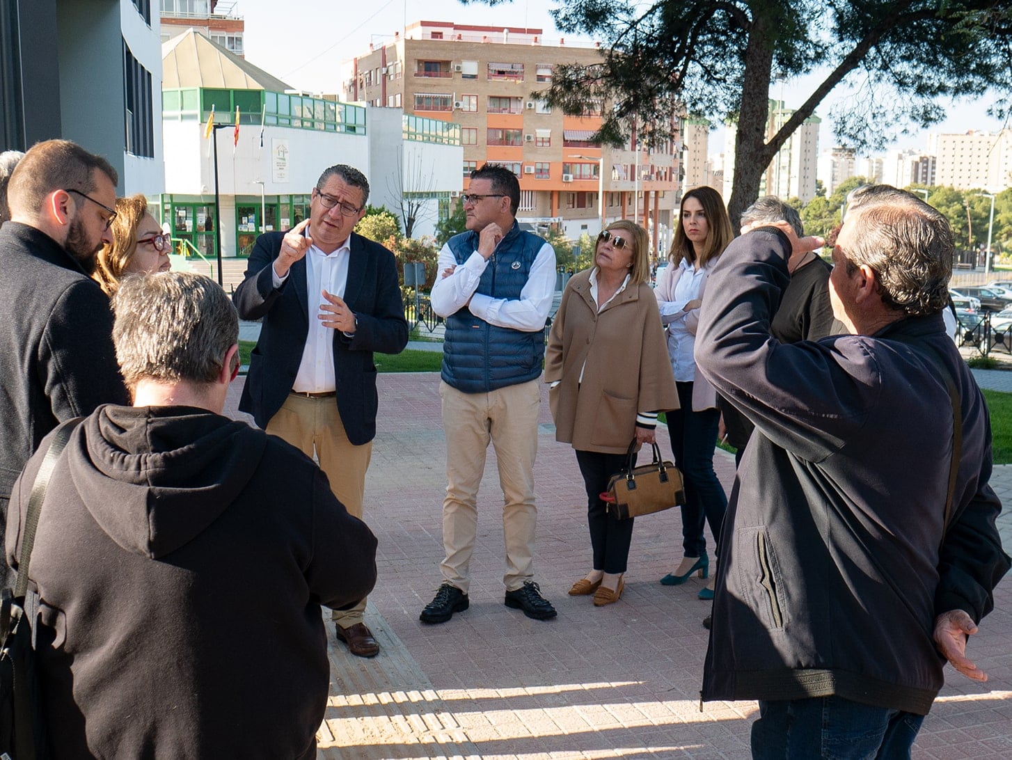 El alcalde de Benidorm, Toni Pérez, durante la visita a la parte alta del barrio de Foietes