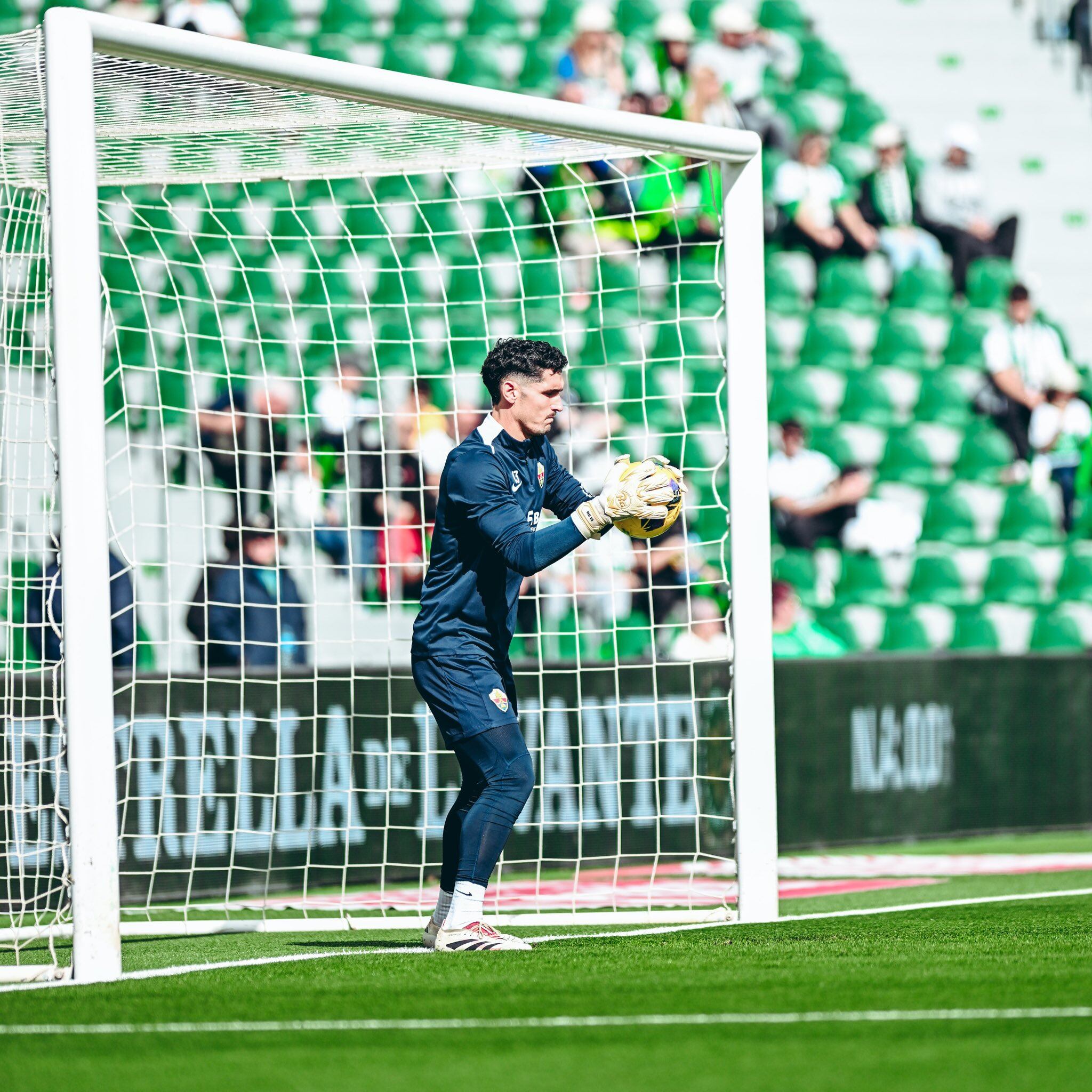 Matías Dituro calienta antes de un partido del Elche CF en el Martínez Valero