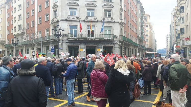 Pensionistas agolpados en el cruce de Calvo Sotelo con Isabel II, en la concentración frente al INSS de Cantabria.