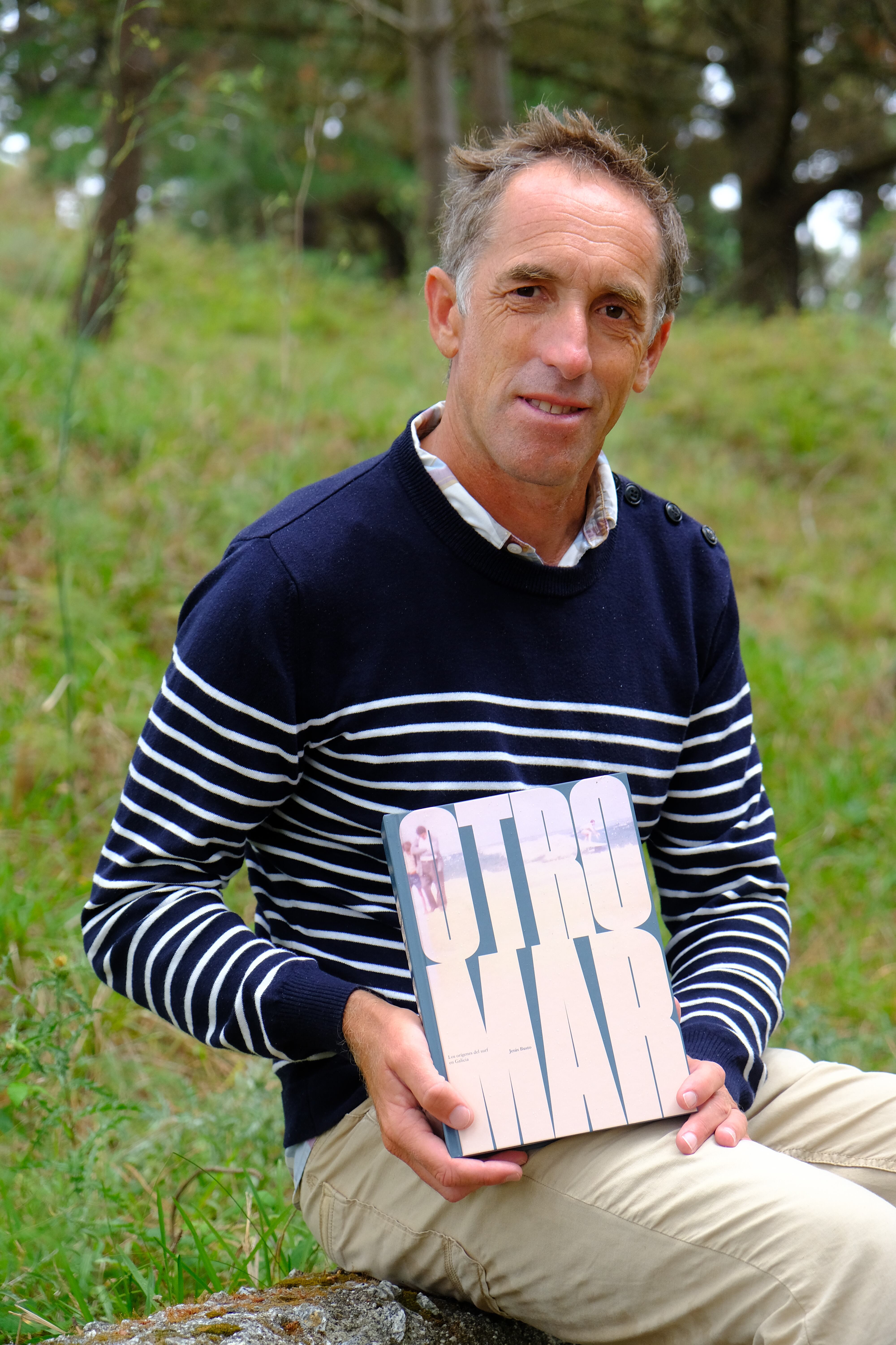 El ferrolano Jesús Busto publica “Otro mar”, un libro concebido como una recopilación de imágenes y datos sobre los orígenes del surf en Galicia, entre finales de los años 60 y principios de los 80. Foto: Kiko Delgado / EFE.