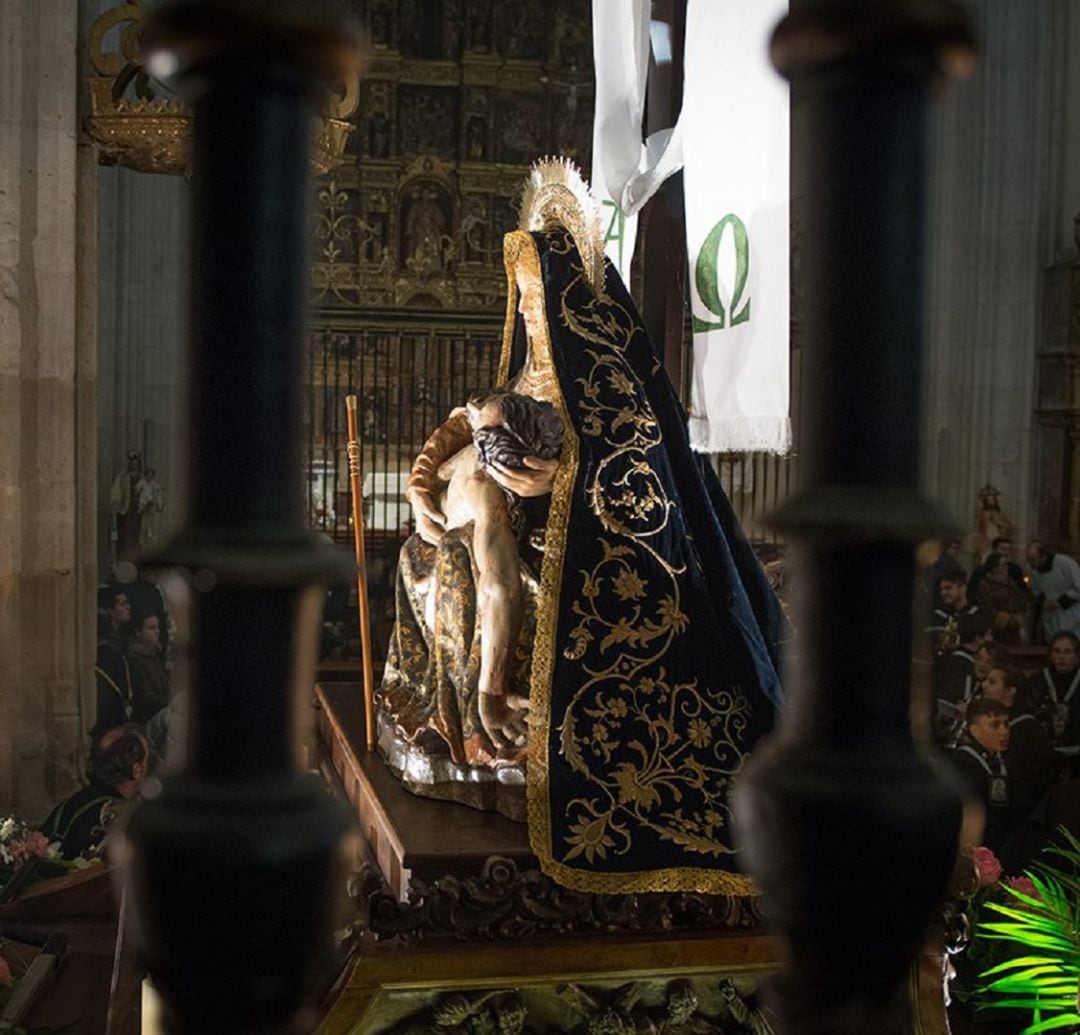 La Virgen de las Angustias, patrona de Medina, procesiona por las calles de la villa