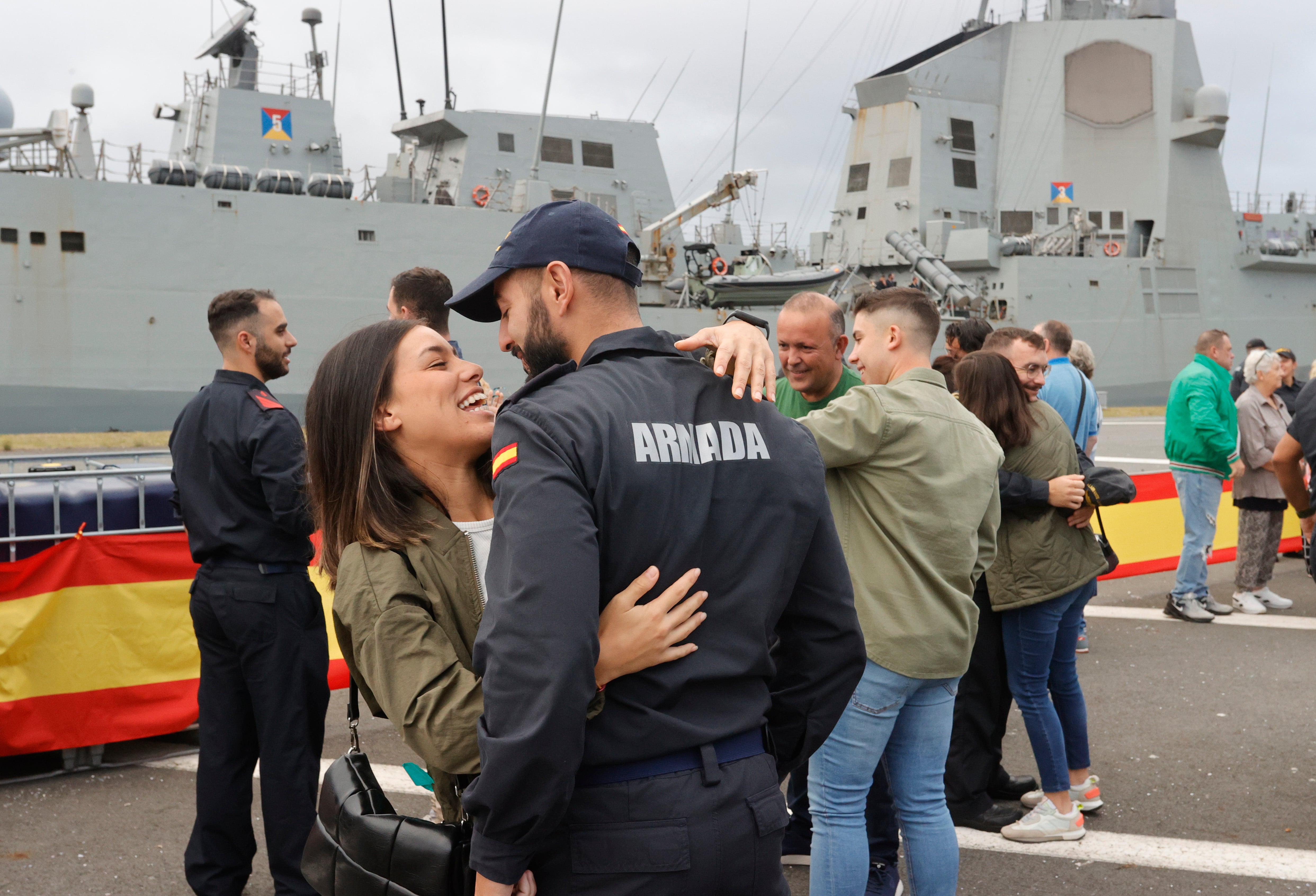 FERROL, 08/09/2022.- Familiares reciben a los tripulantes de la fragata Almirante Juan de Borbón, a su llegada a su base del Arsenal Militar de Ferrol este jueves, tras estar integrada en la Agrupación Naval permanente SNMG-2 de la OTAN en aguas del Mediterráneo. EFE/ Kiko Delgado
