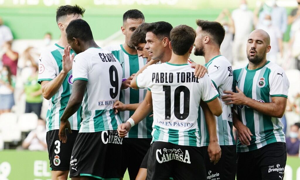 Los jugadores celebran el primer gol de la temporada