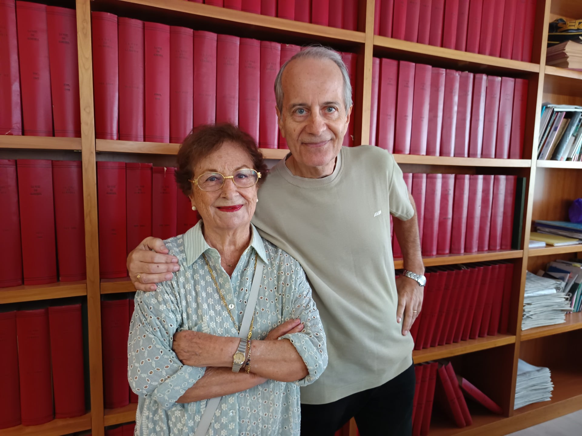 María Rosa Granados tan feliz en la redacción de LA VOZ y Cadena SER.