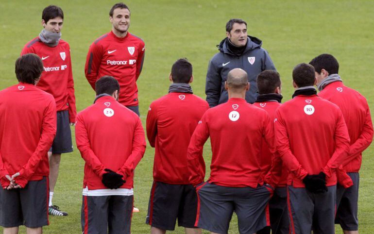 GRA286. BILBAO, 20/01/2015.- El entrenador del Athletic Club de Bilbao, Ernesto Valverde (d) charla con sus jugadores durante el entrenamiento de esta tarde en Lezama (Bizkaia) previo al partido que el Athletic jugará mañana en la Rosaleda contra el Málaga correspondiente al partido de ida de los cuartos de final de la Copa del Rey.EFE/Alfredo Aldai