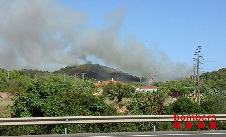 Imatge de les columnes de fum provocades per l&#039;incendi a Calafell.