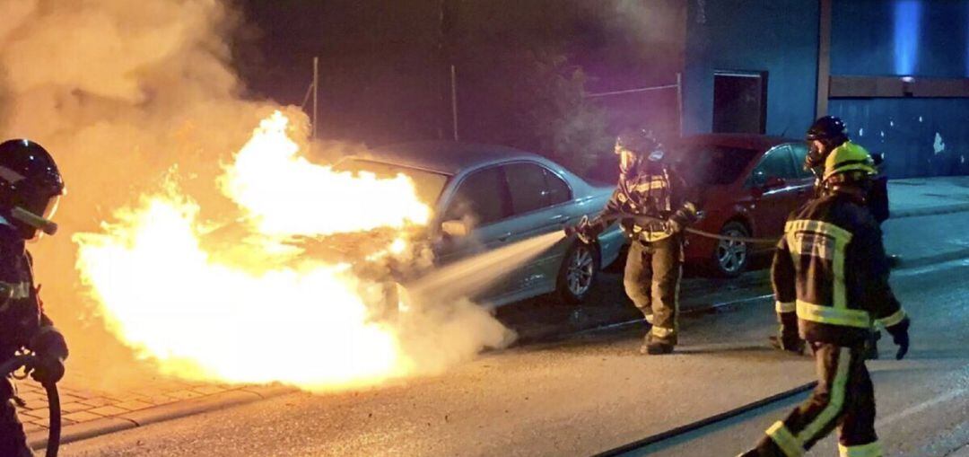 Los miembros de Bomberos se afanan en apagar las llamas