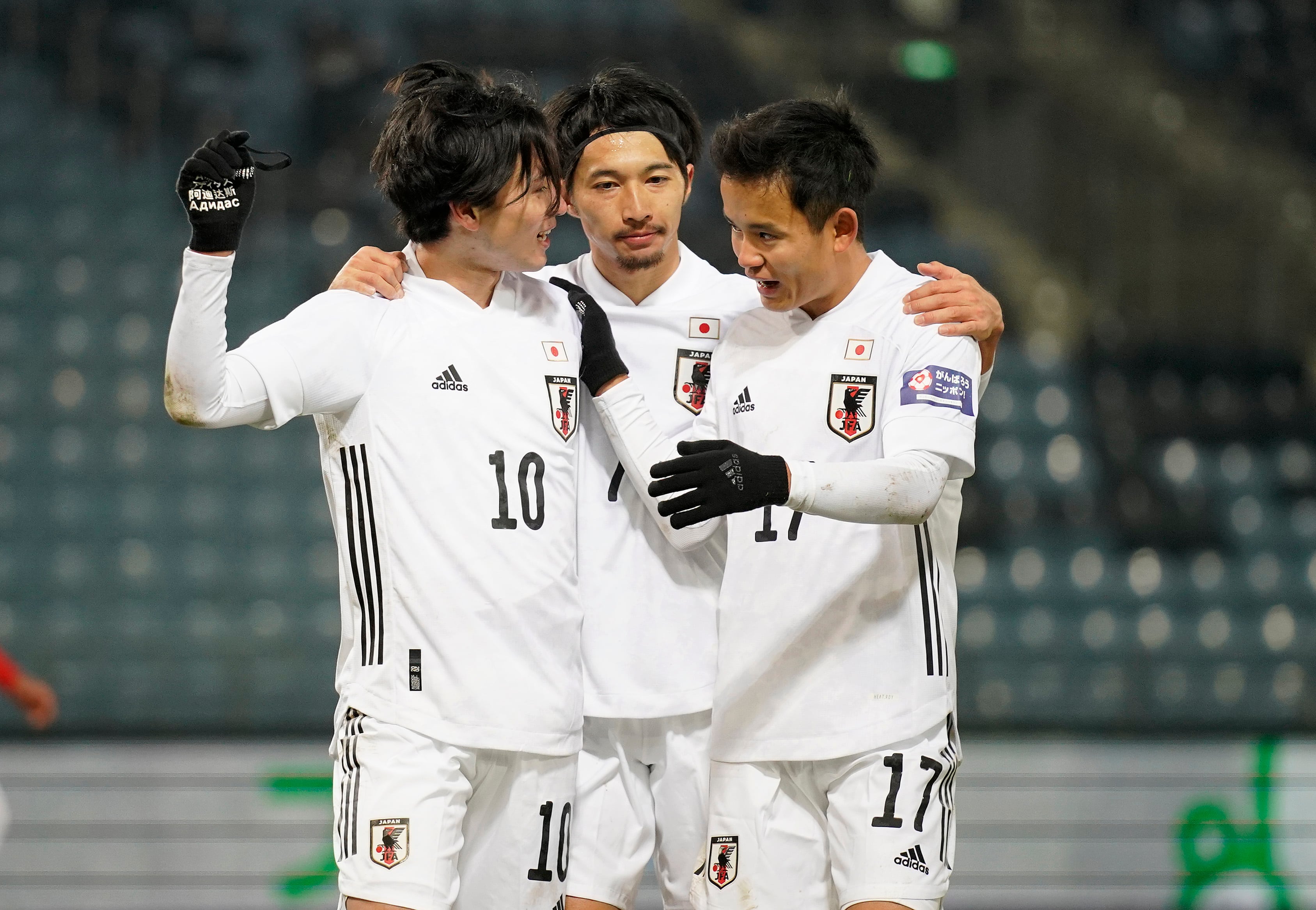 Takumi Minamino, Genki Haraguchi y Takefusa Kubo celebran un gol en el amistoso entre Japón y Panamá / (Photo by Christian Hofer/Getty Images)